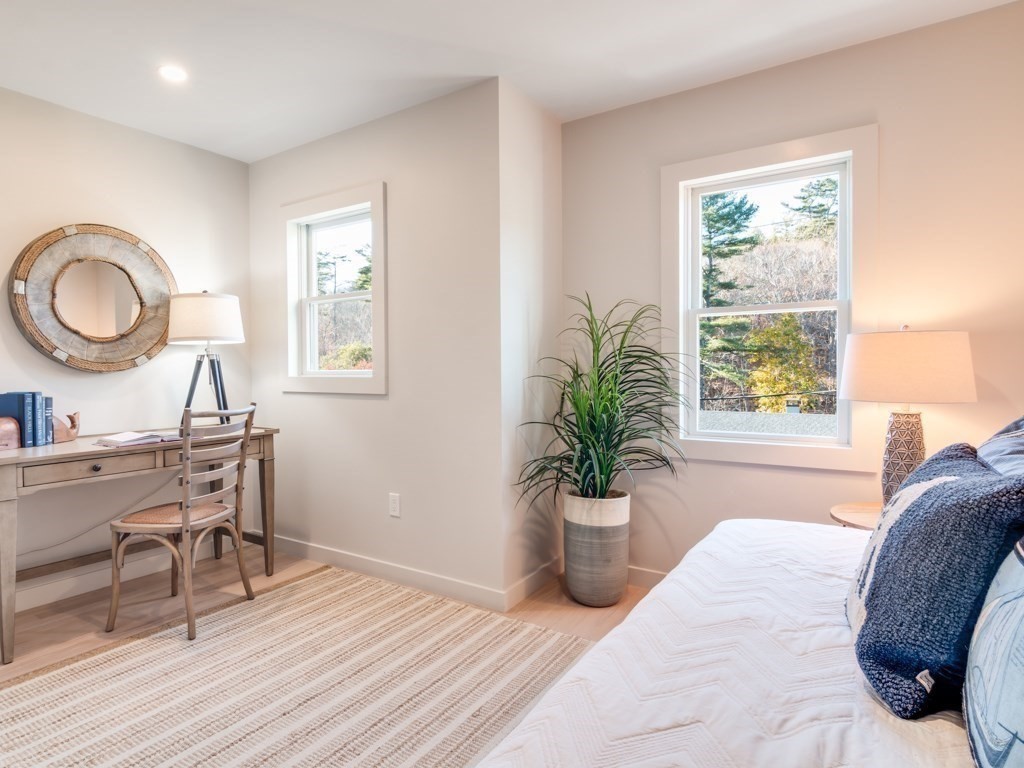 302 Western Avenue, Unit B Gloucester, MA 01930 - Photo 16 of 33 a living room with furniture and a window