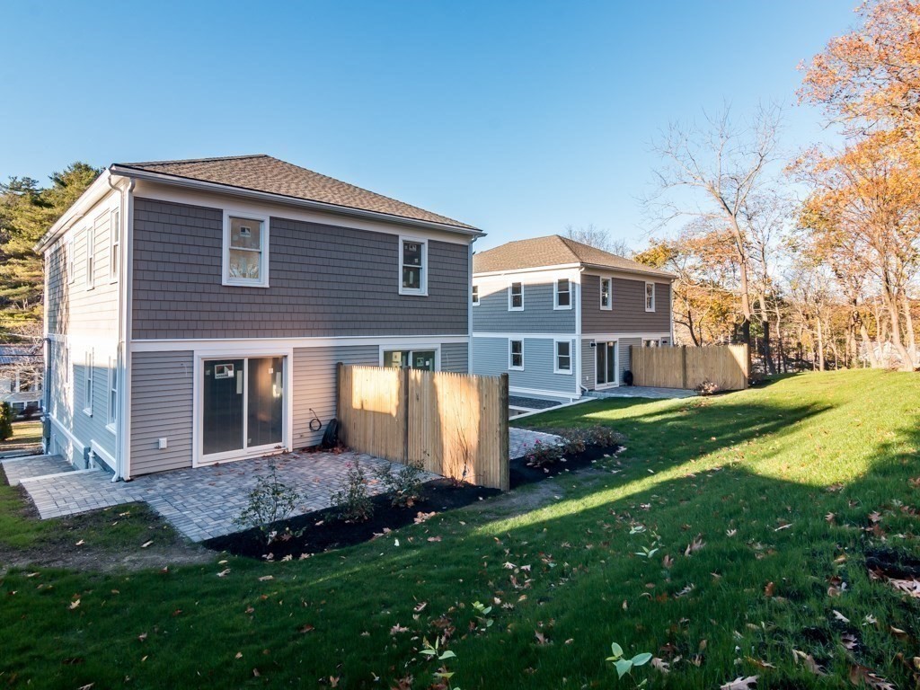302 Western Avenue, Unit B Gloucester, MA 01930 - Photo 20 of 33 a front view of a house with garden