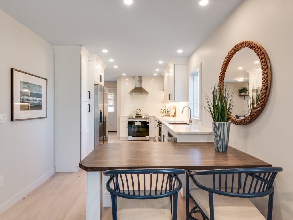 302 Western Avenue, Unit B Gloucester, MA 01930 - Photo 29 of 33 a dining room with furniture and a mirror