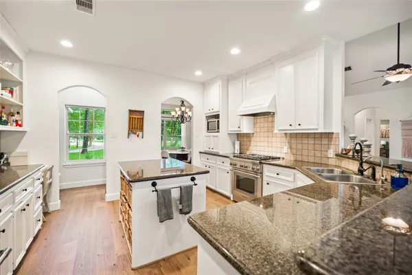 $599,900 | 18854 Lake Terrace, Montgomery, TX 77356