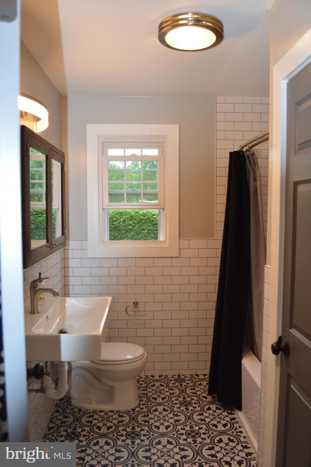 630 North Hammonds Ferry Road Linthicum, MD 21090 - Photo 13 of 26 Main Level Bathall ceramic