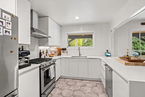 $1,299,000 | 8 R Rolfe's Lane, Newbury, MA 01951
