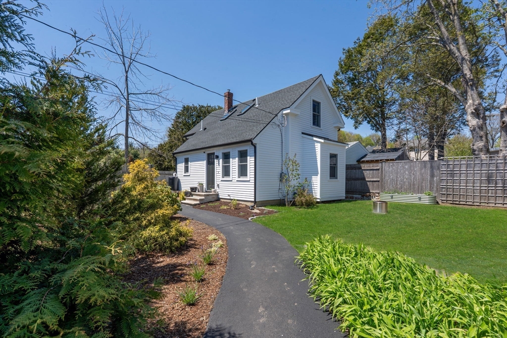 39 Topsfield Road Ipswich, MA 01938 - Photo 1 of 40
