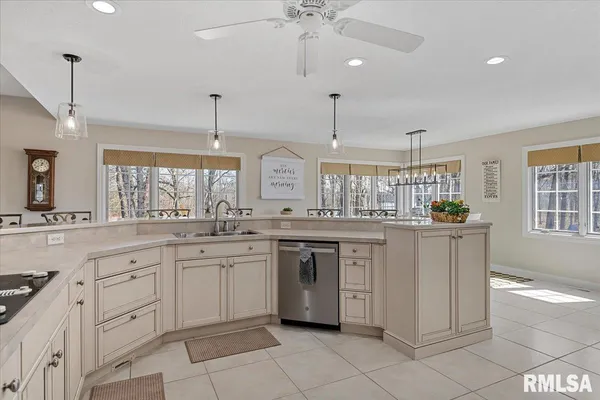 $499,900 | 28360 Quarton Road, Palmyra, IL 62674