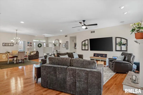 $499,900 | 28360 Quarton Road, Palmyra, IL 62674