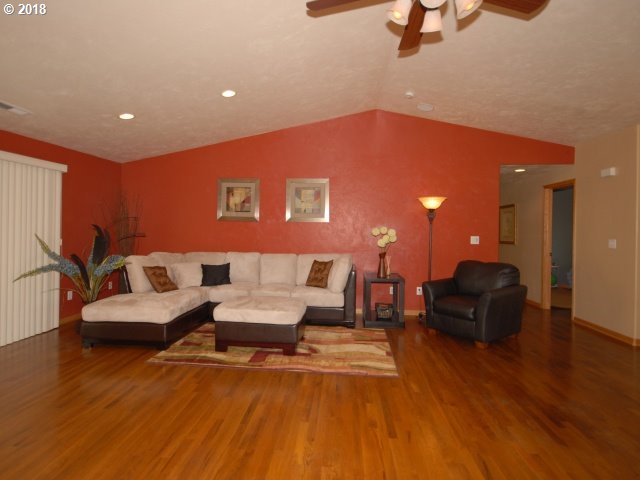 3282 Game Farm Road Springfield, OR 97477 - Photo 11 of 25