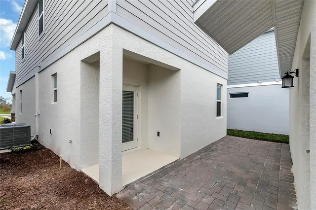 a view of a house with backyard