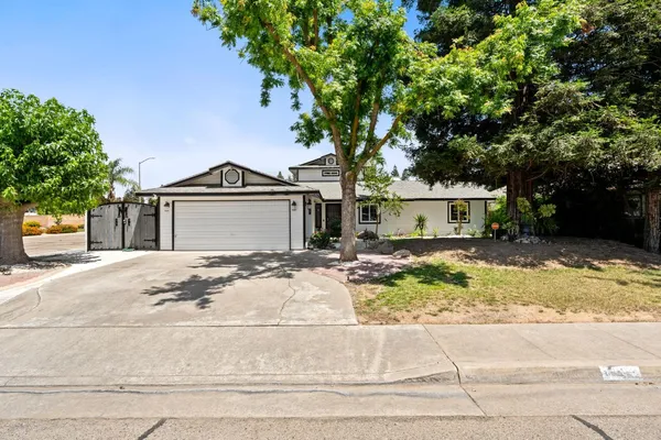 $499,000 | 1852 North Hollywood Drive, Reedley, CA 93654