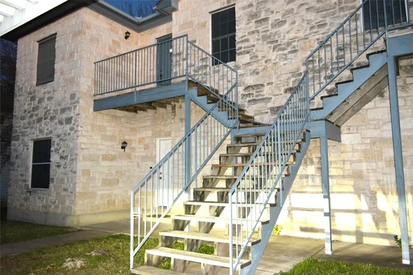 a view of entryway with a front door