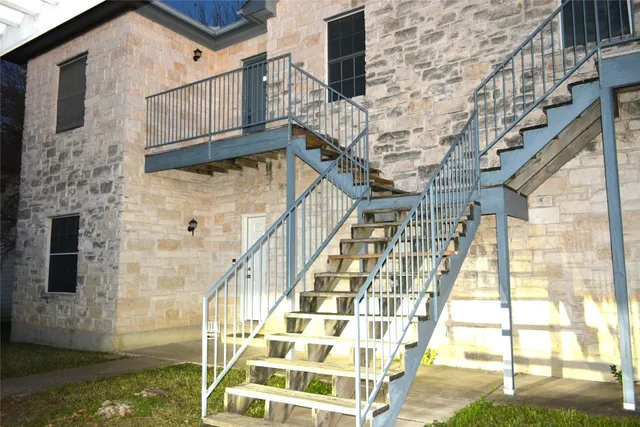 a view of entryway with a front door