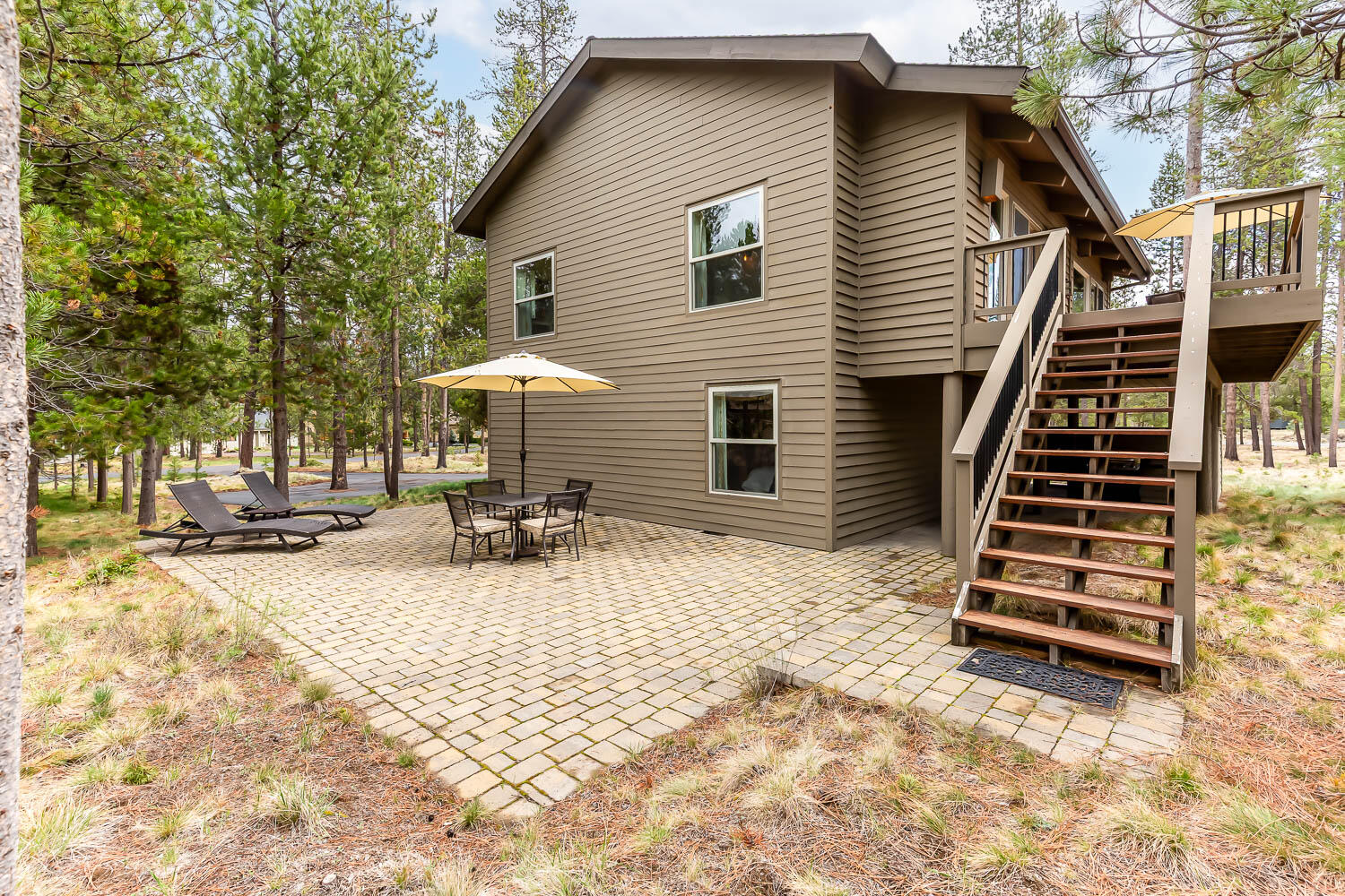57781 Blue Goose Lane, Unit 4 Sunriver, OR 97707 - Photo 23 of 36 Paver patio