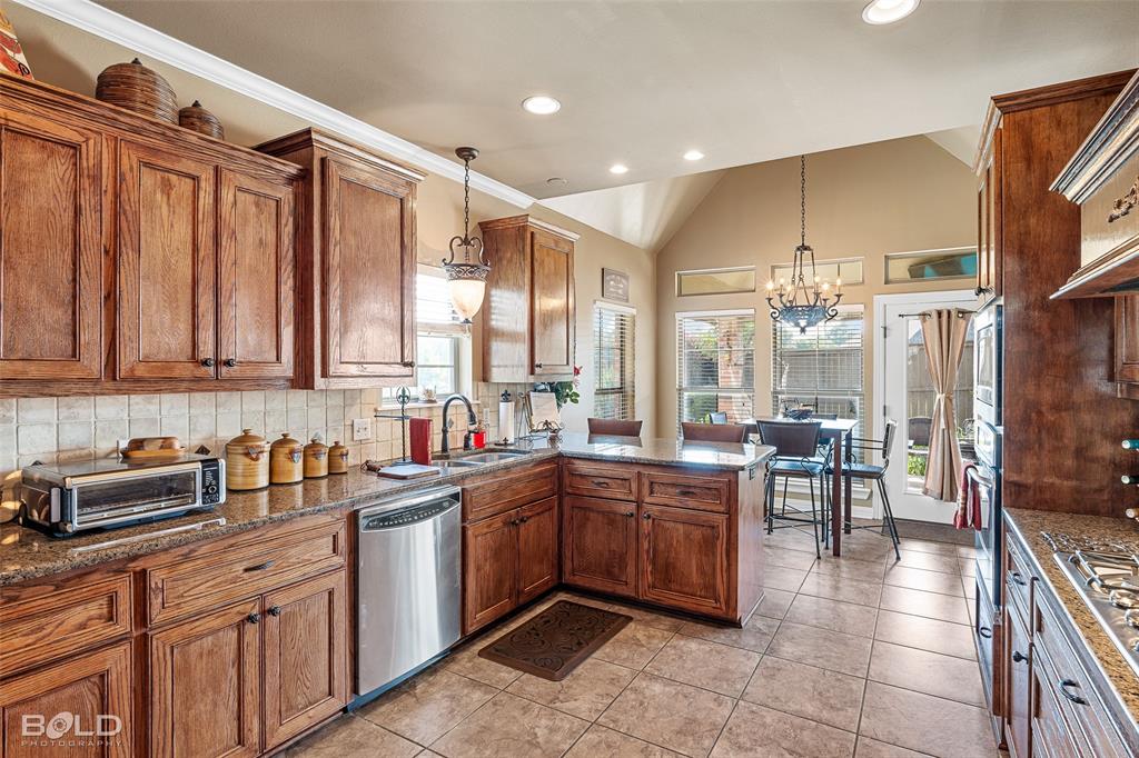 10040 Loveland Court Shreveport, LA 71106 - Photo 12 of 26 a kitchen with lots of counter top space