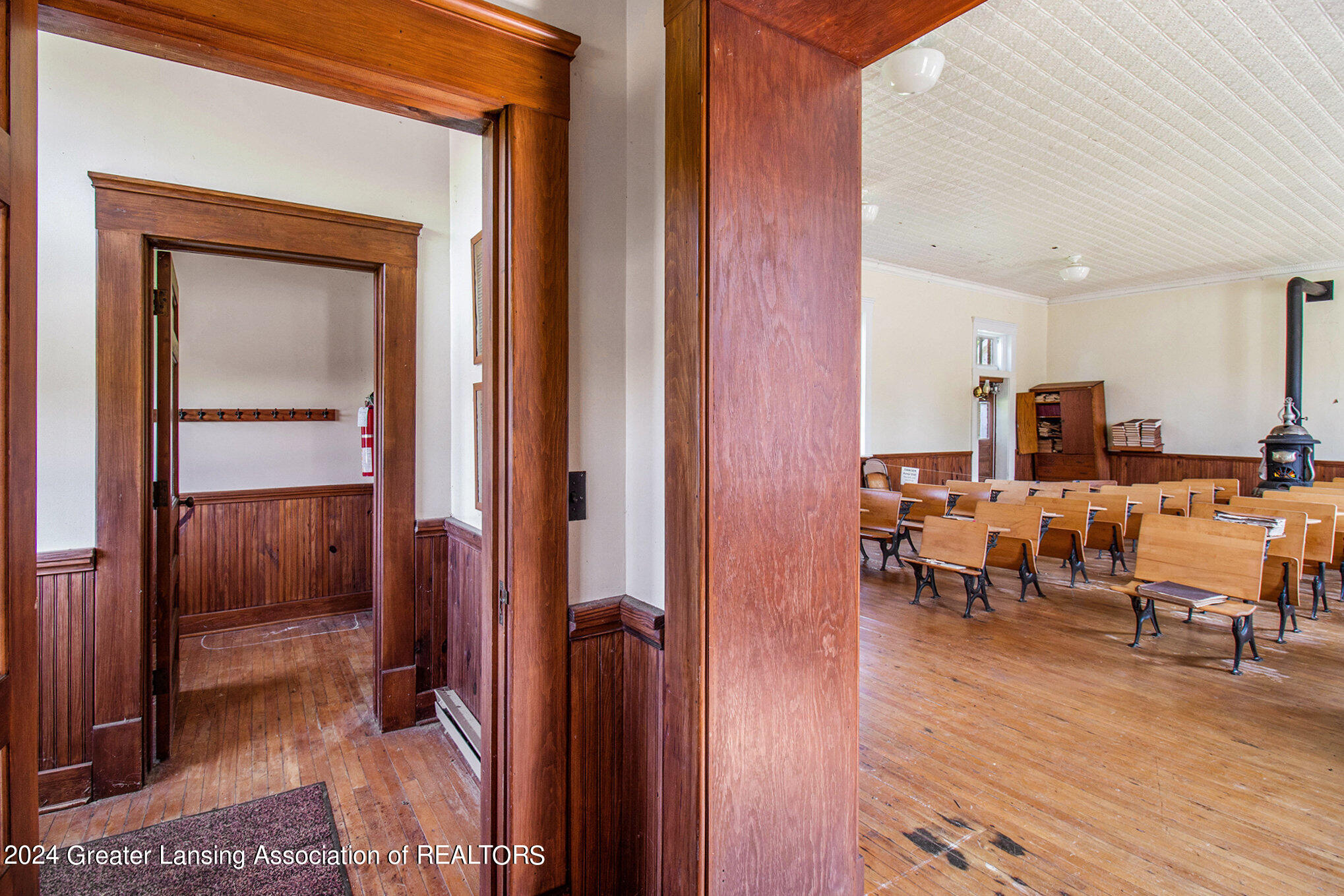 2016 East Clark Road Lansing, MI 48906 - Photo 7 of 16 007_img_3558