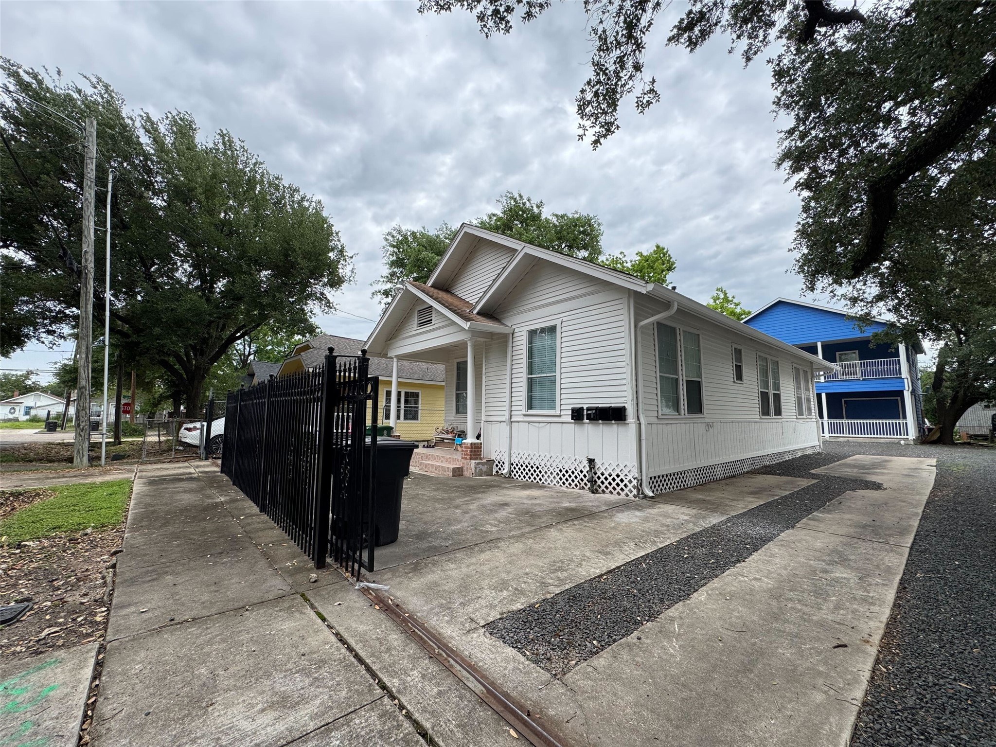 15 Stiles Street Houston, TX 77011 - Photo 1 of 33 a front view of a house with a garden