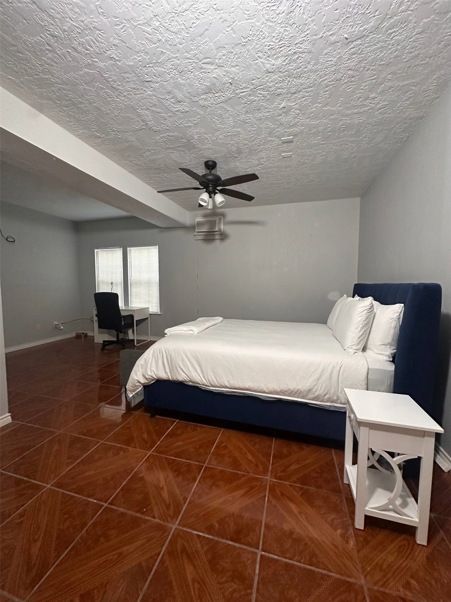 15 Stiles Street Houston, TX 77011 - Photo 11 of 33 a bedroom with a bed and window