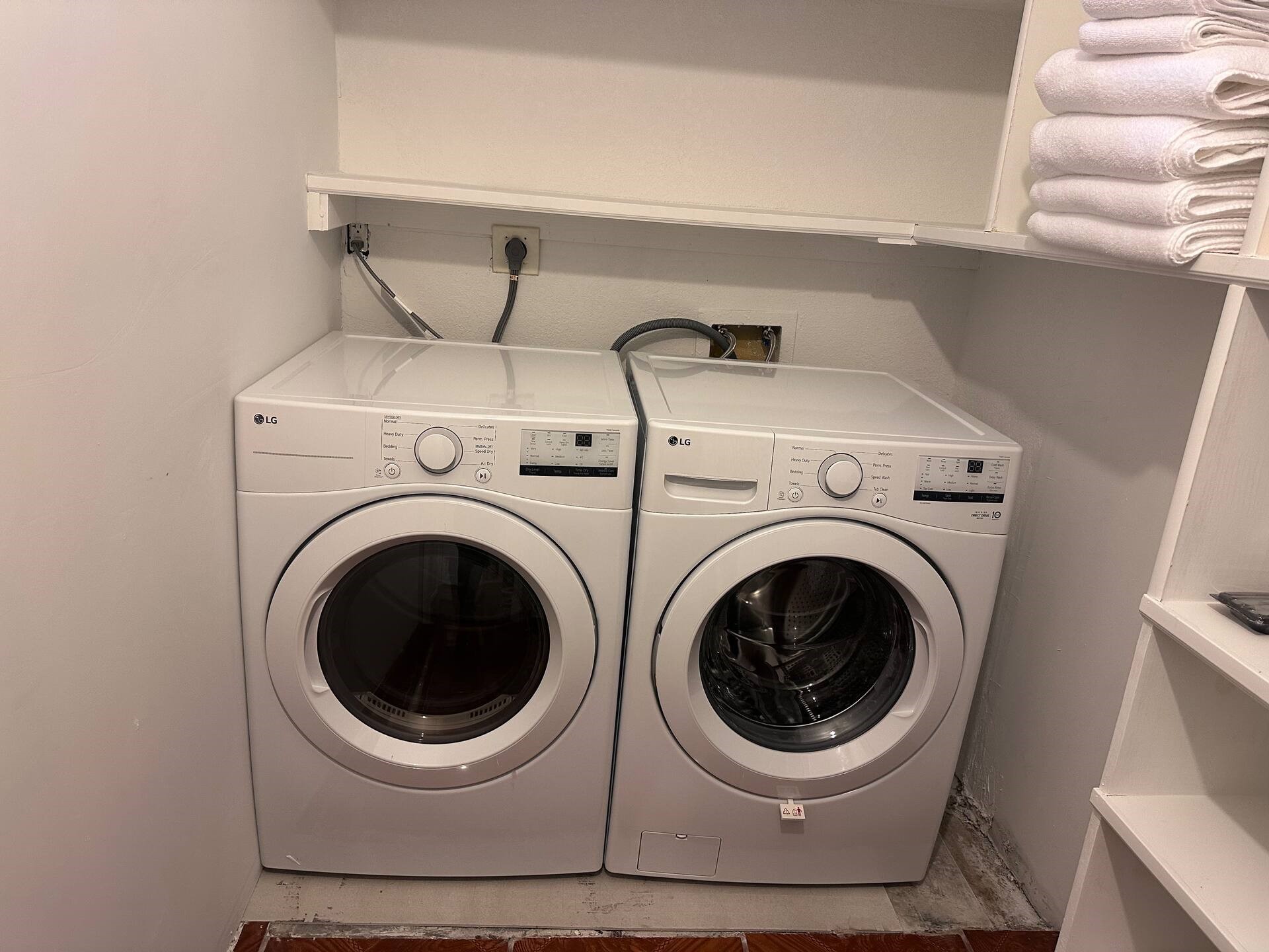15 Stiles Street Houston, TX 77011 - Photo 16 of 33 a utility room with dryer and washer