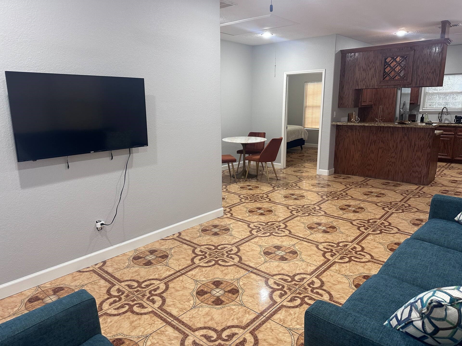 15 Stiles Street Houston, TX 77011 - Photo 20 of 33 a living room with a flat screen tv and furniture