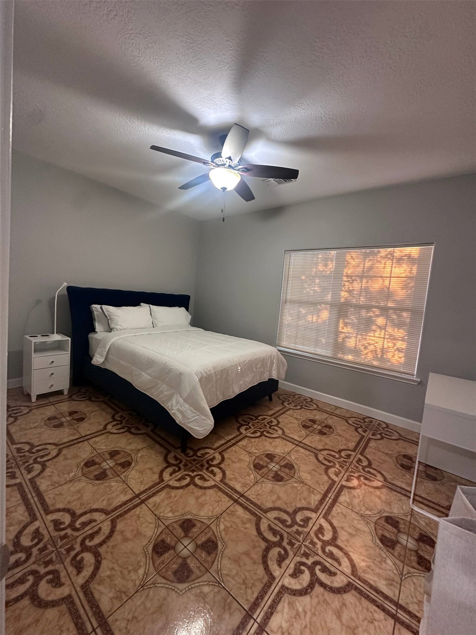 15 Stiles Street Houston, TX 77011 - Photo 25 of 33 a bedroom with a large bed and a window