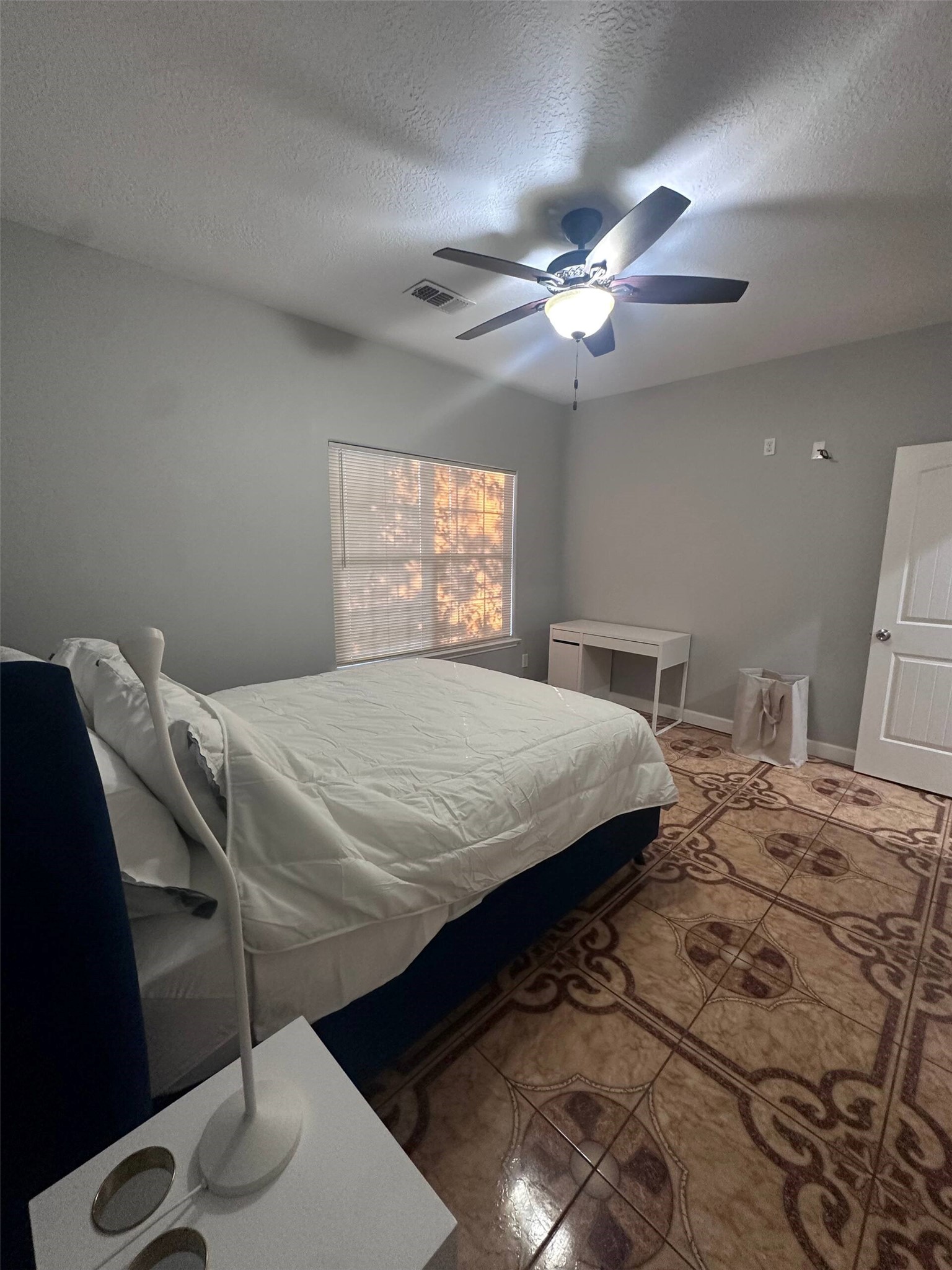 15 Stiles Street Houston, TX 77011 - Photo 26 of 33 a bedroom with a bed and a chandelier