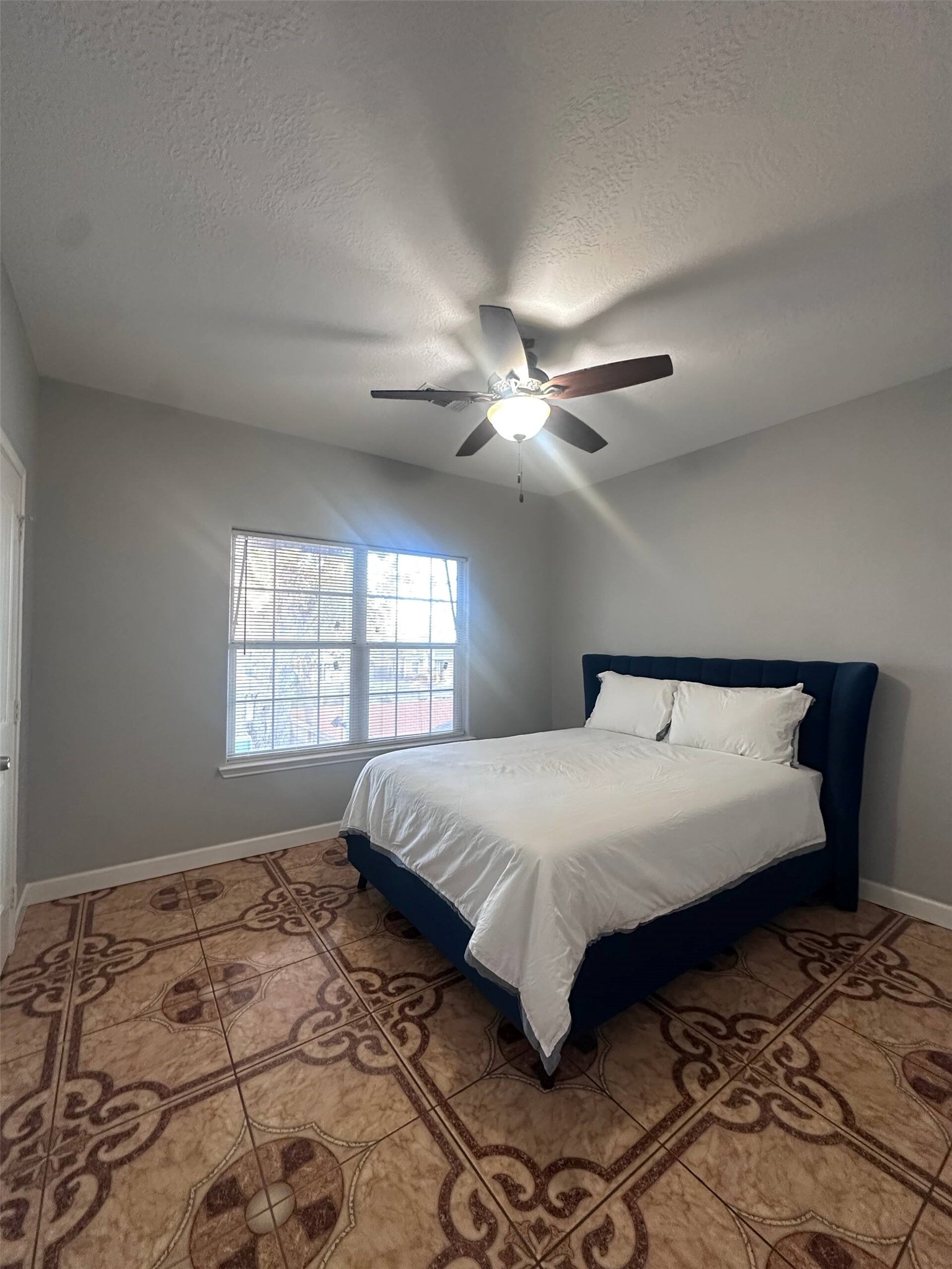 15 Stiles Street Houston, TX 77011 - Photo 27 of 33 a spacious bedroom with a large bed and a window
