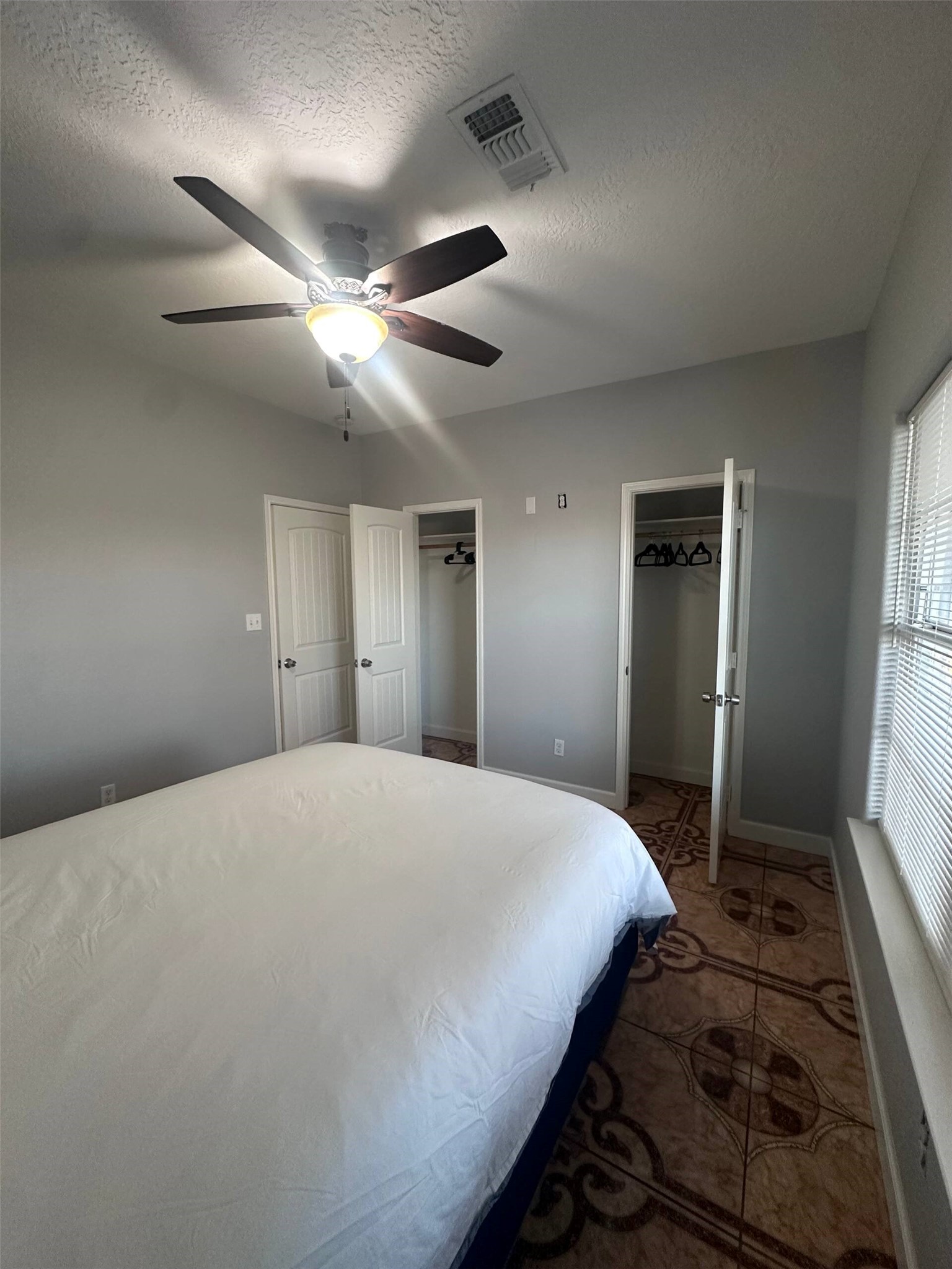 15 Stiles Street Houston, TX 77011 - Photo 28 of 33 a bedroom with a large bed and a chandelier
