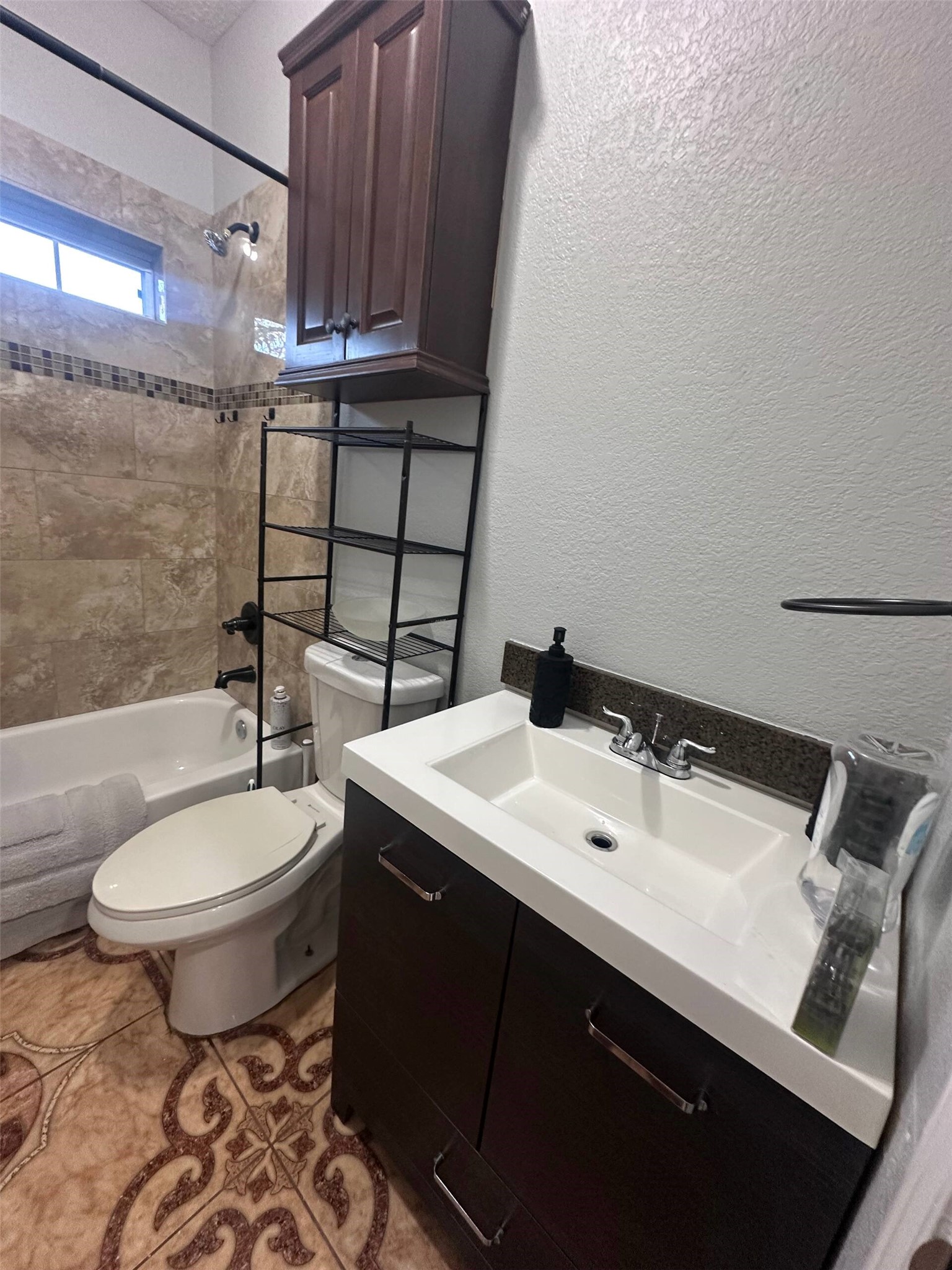 15 Stiles Street Houston, TX 77011 - Photo 29 of 33 a bathroom with a sink toilet and a mirror