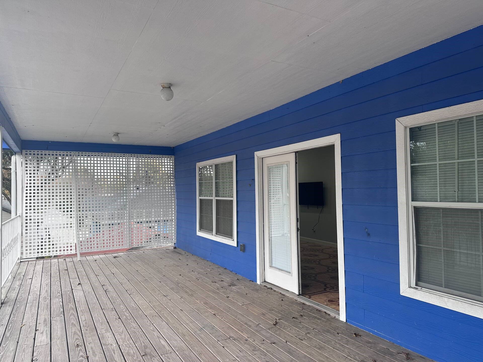 15 Stiles Street Houston, TX 77011 - Photo 32 of 33 an empty room with wooden floor and windows