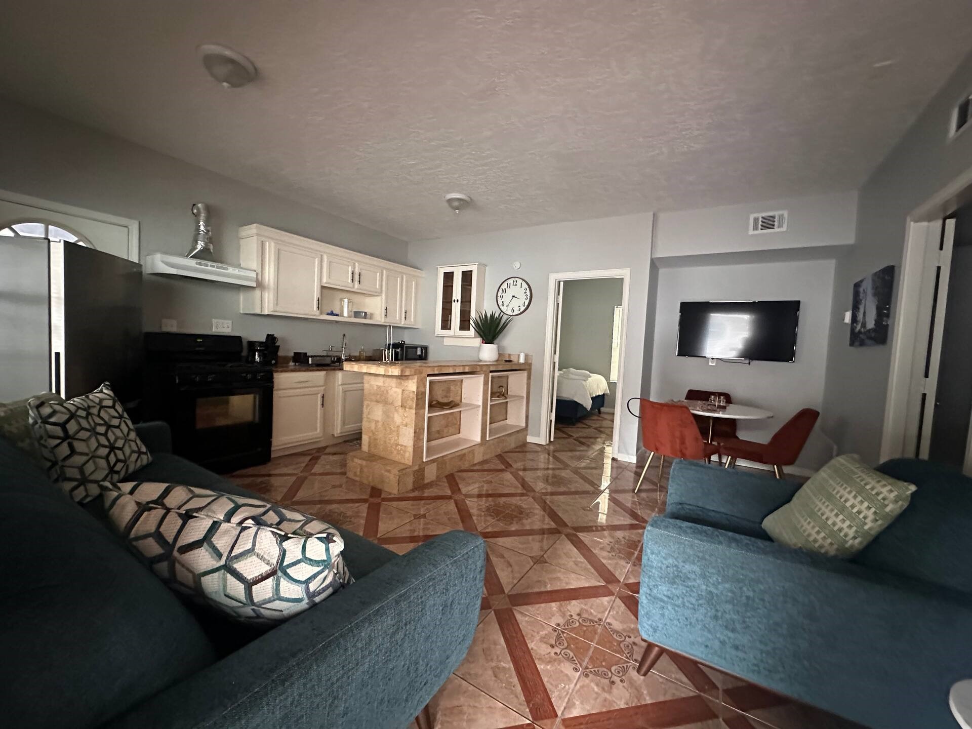 15 Stiles Street Houston, TX 77011 - Photo 6 of 33 a living room with furniture and a flat screen tv