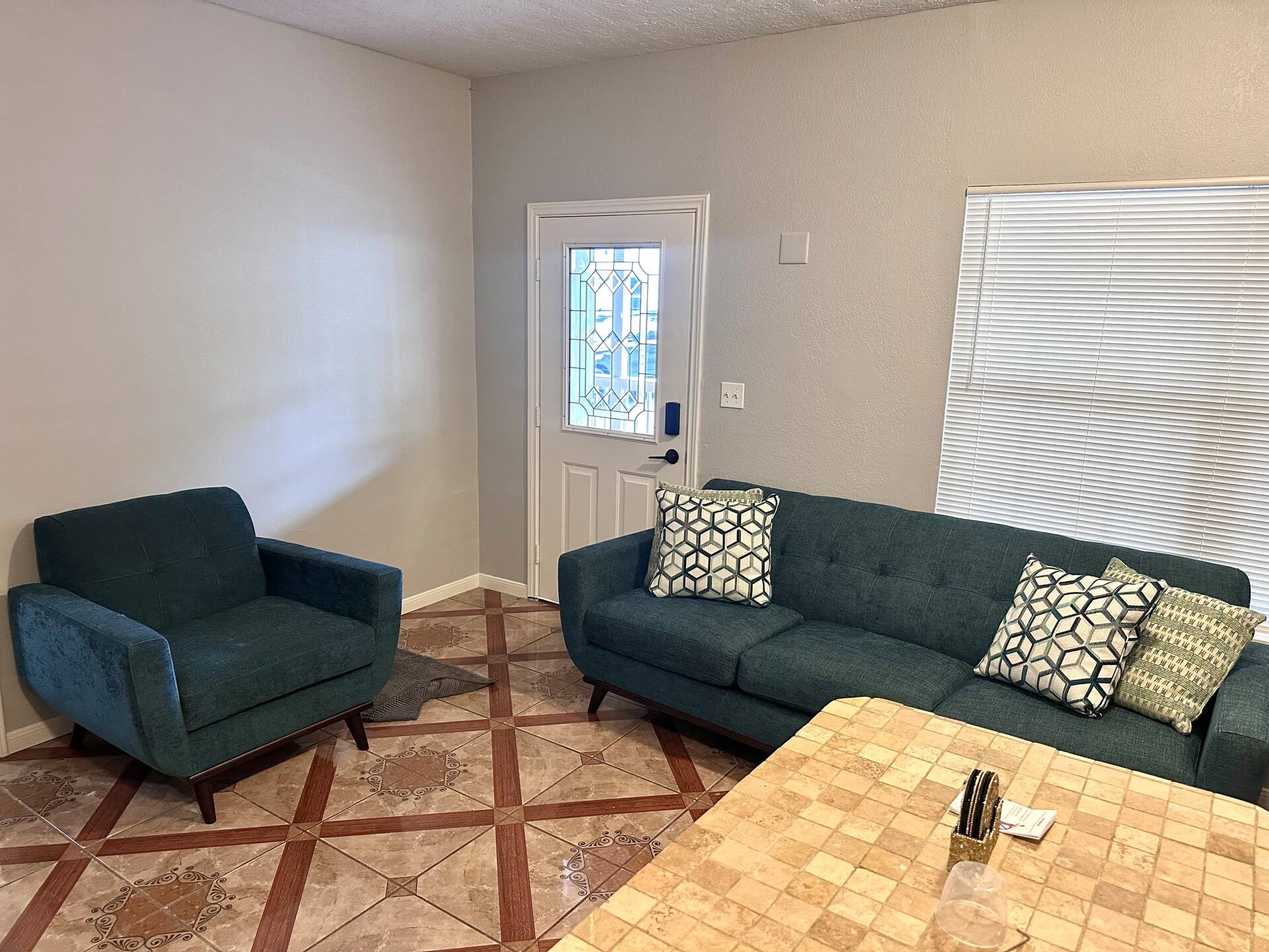 15 Stiles Street Houston, TX 77011 - Photo 7 of 33 a living room with furniture and a window