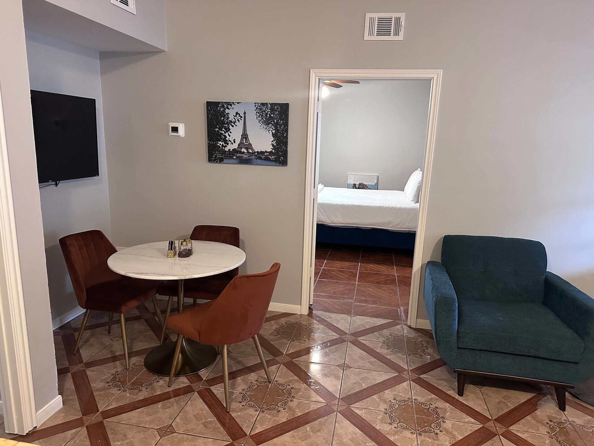 15 Stiles Street Houston, TX 77011 - Photo 9 of 33 a view of a room that has a table and chairs