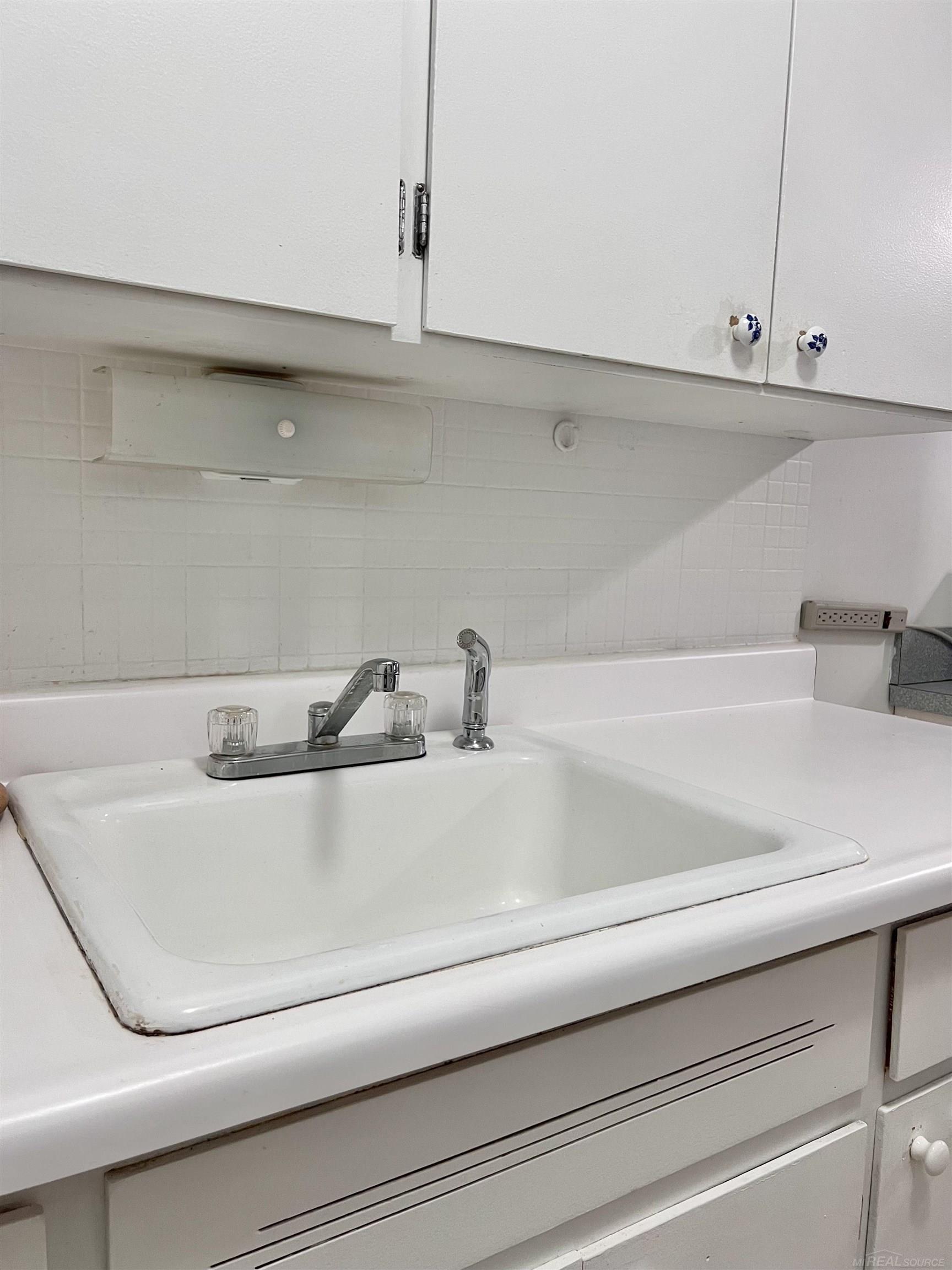 23016 Kelly Road Eastpointe, MI 48021 - Photo 16 of 30 50161764-5a4b1dec-0cdf-4ab2-bc83-6741e3a595e2.JPG