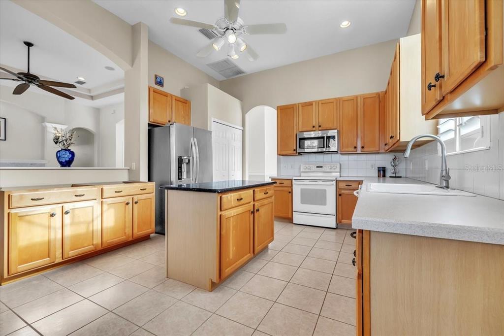 7626 Desert Inn Way Lakewood Ranch, FL 34202 - Photo 14 of 58 Gallery Image 14