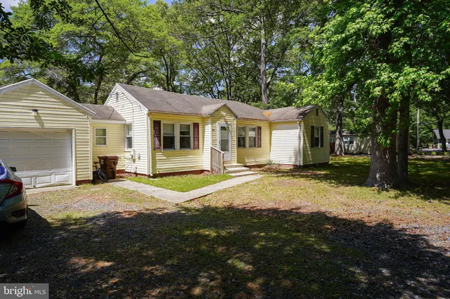 a view of a yard in front of house