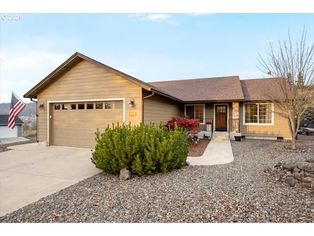 $379,000 | 635 Valley Vista Street, Sutherlin, OR 97479