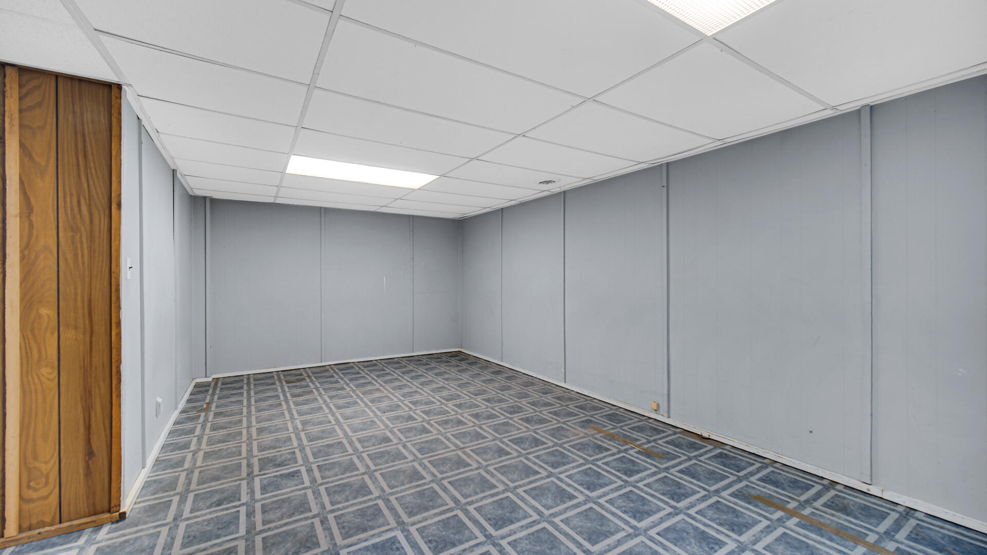 5505 West Schultz Road La Porte, IN 46350 - Photo 13 of 39 a view of an empty room and window