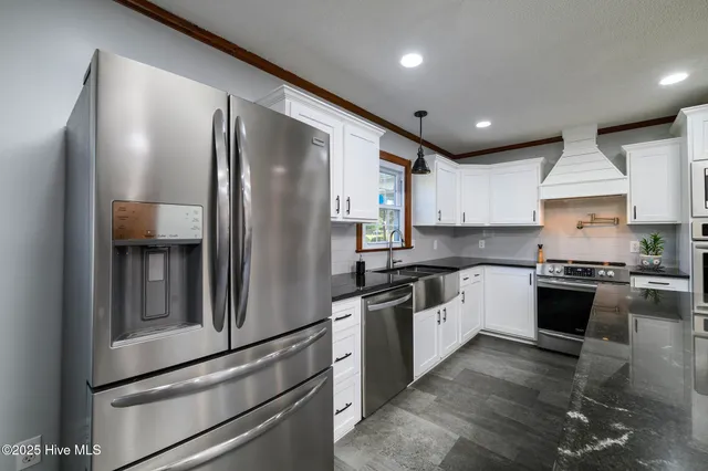 $750,000 | 335 Guinea Town Road, Trenton, NC 28585