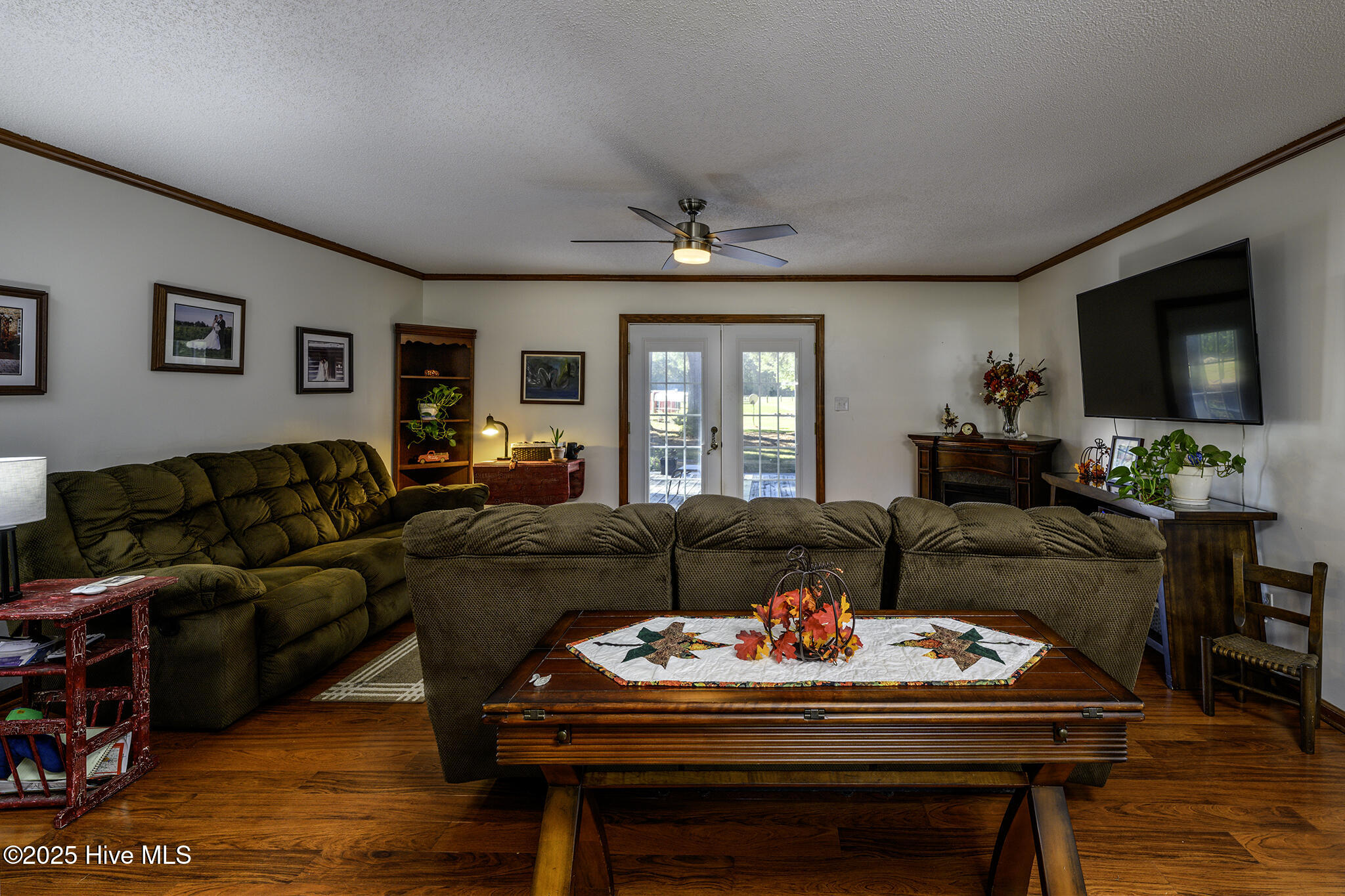 335 Guinea Town Road Trenton, NC 28585 - Photo 4 of 72 Spacious Living Room
