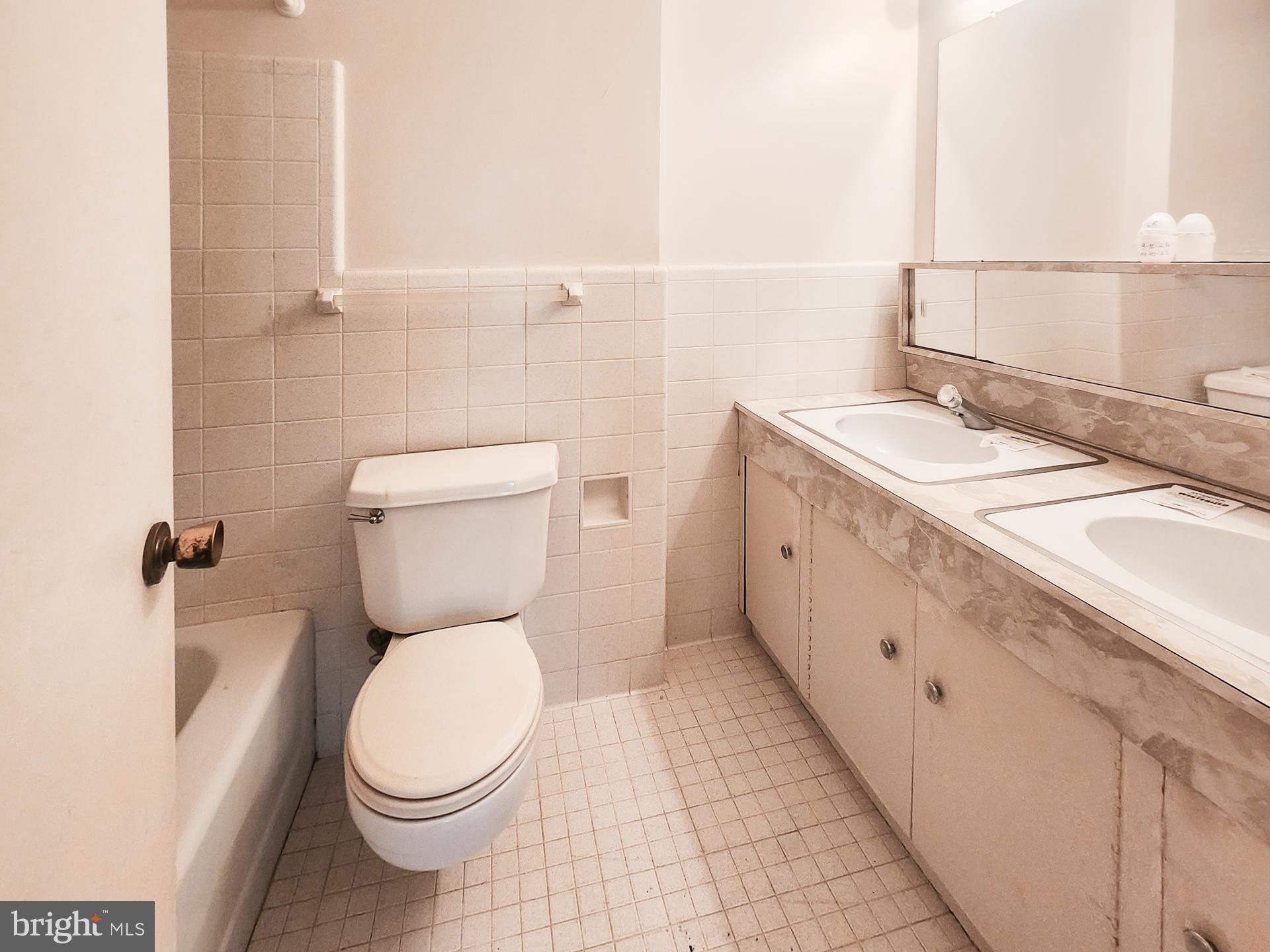 191 Presidential Boulevard, Unit R414 Bala Cynwyd, PA 19004 - Photo 12 of 20 Bathroom