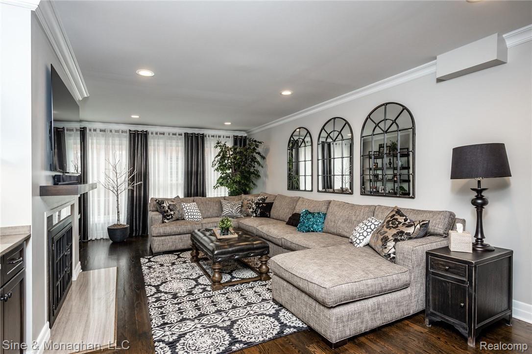 595 Ballantyne Road Grosse Pointe, MI 48236 - Photo 28 of 54 595 Ballantyne Family Room