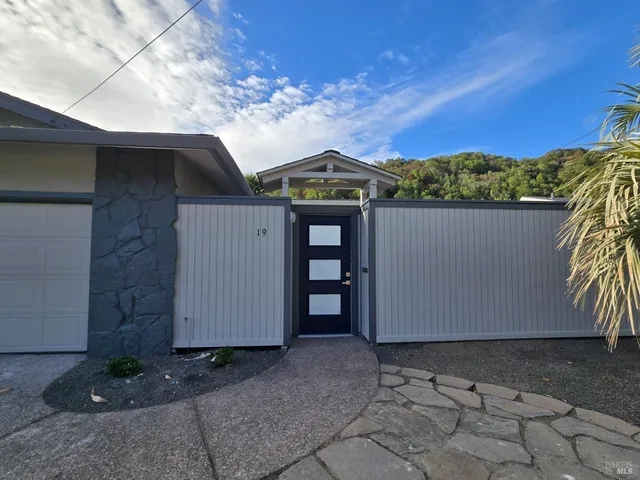 a view of a backyard