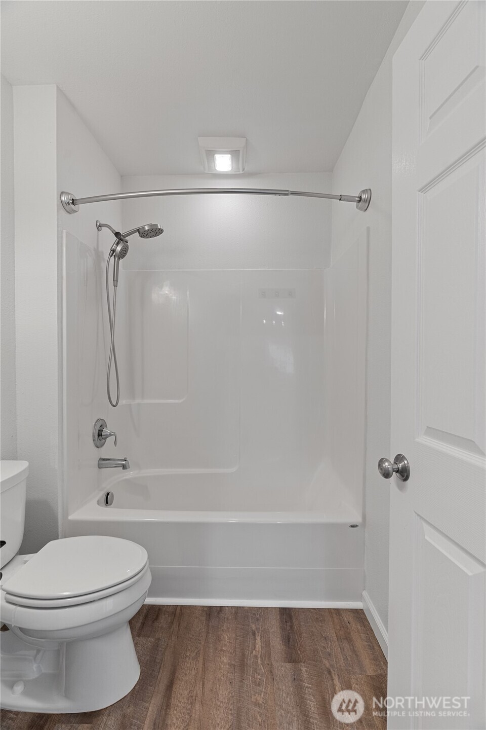 508 30th Street Hoquiam, WA 98550 - Photo 17 of 40 a bathroom with a toilet and a shower