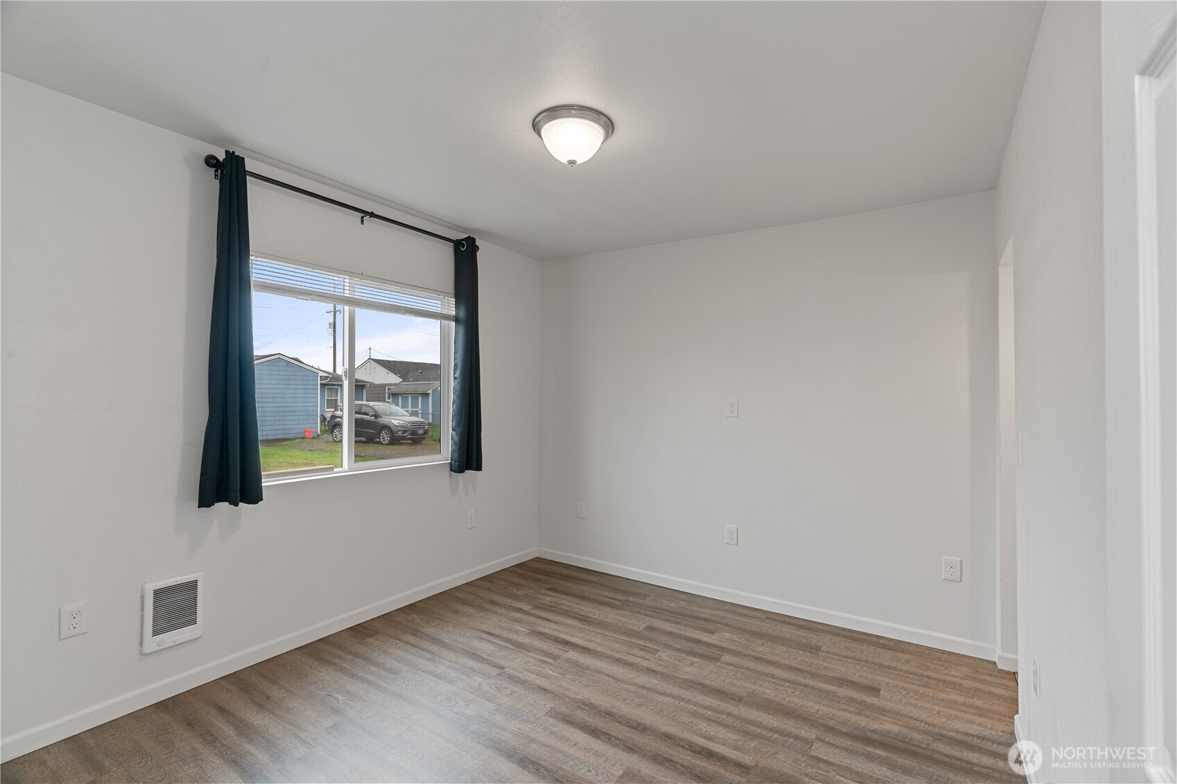 508 30th Street Hoquiam, WA 98550 - Photo 18 of 40 an empty room with wooden floor and windows