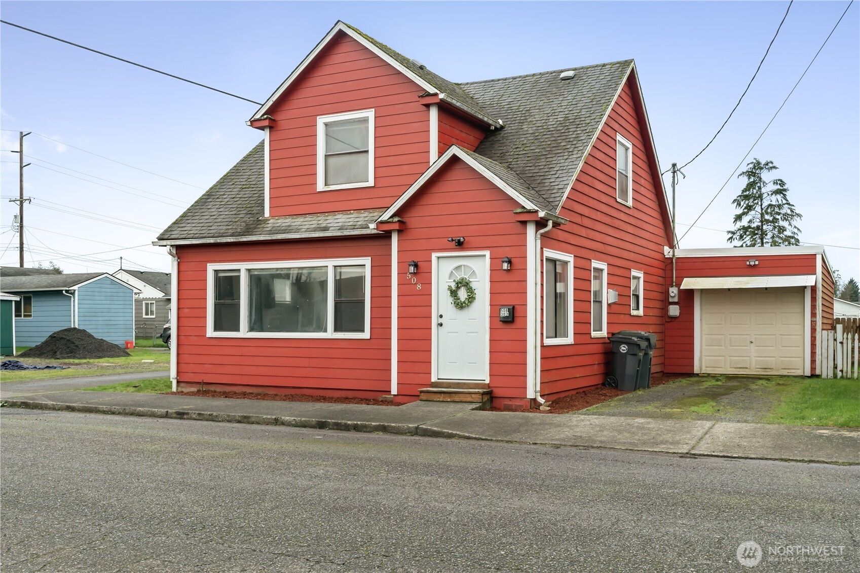 508 30th Street Hoquiam, WA 98550 - Photo 2 of 40 a front view of a house with a yard