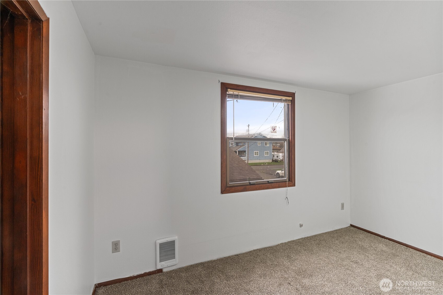 508 30th Street Hoquiam, WA 98550 - Photo 22 of 40 a view of an empty room with a window