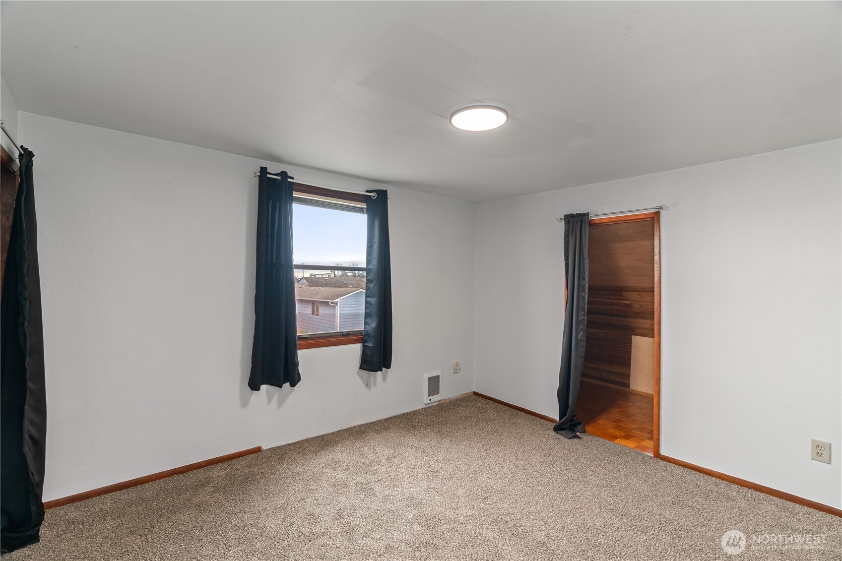508 30th Street Hoquiam, WA 98550 - Photo 25 of 40 an empty room with windows