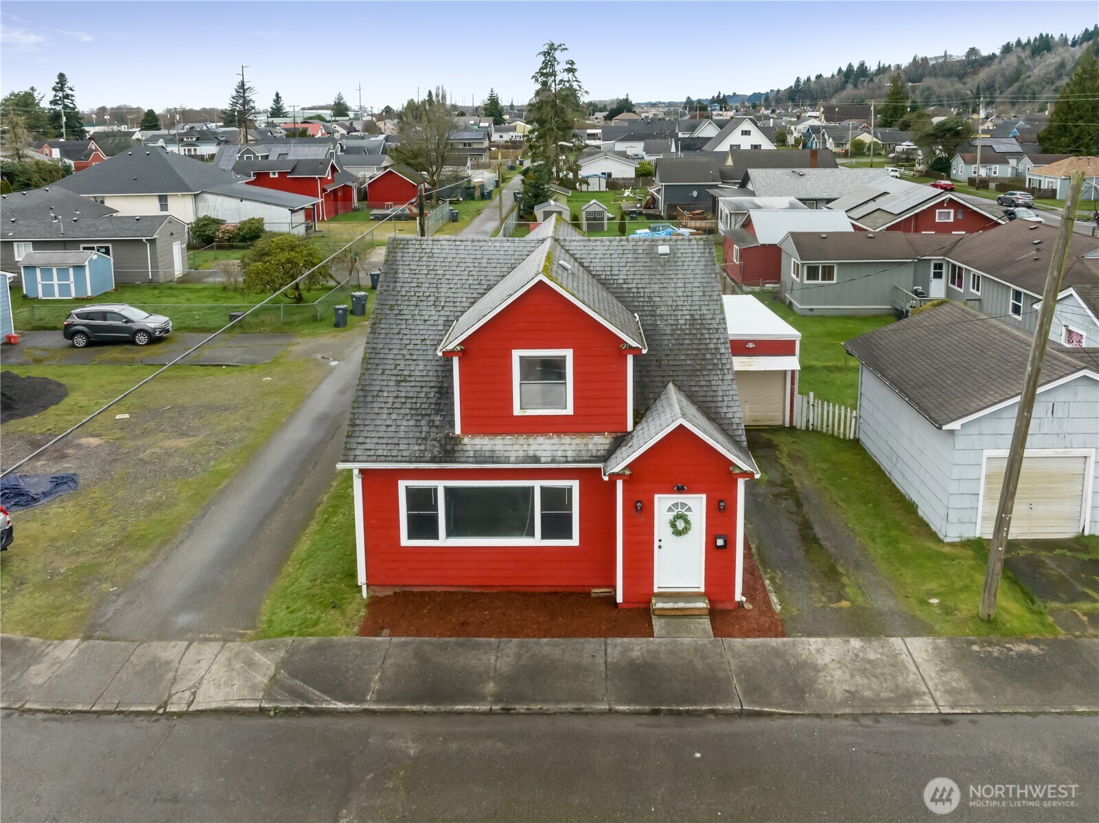 508 30th Street Hoquiam, WA 98550 - Photo 34 of 40 a front view of a house with a yard