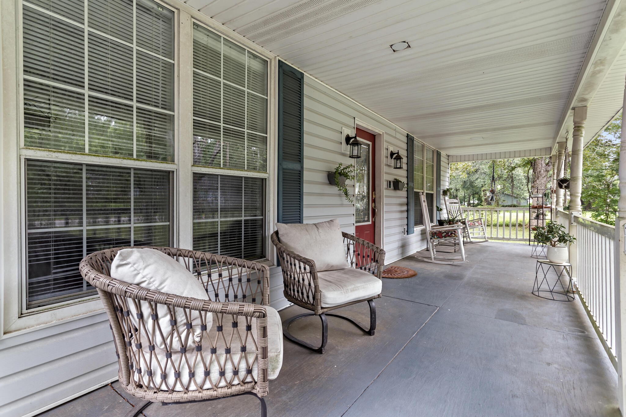7230 Bythewood Road Beaumont, TX 77713 - Photo 5 of 35 a living room with furniture and a large window