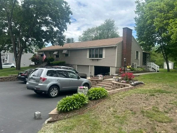$2,600 | 35 Forest Park Road, Unit RIGHTREAR, Dracut, MA 01826