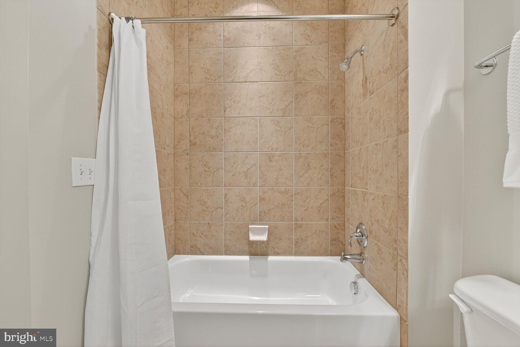 1800 Wilson Boulevard, Unit 449 Arlington, VA 22201 - Photo 59 of 99 a bathroom with a white bath tub