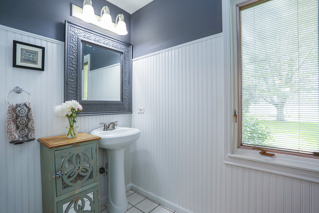 40W905 Plank Road Elgin, IL 60124 - Photo 11 of 35